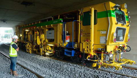 Nachtwerk met stopmachine op trambaan