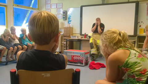 Brandweer maakt kinderen brandwijzer op school