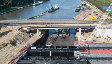 Alle vier de sluisdeuren 3e kolk Beatrixsluis op hun plek