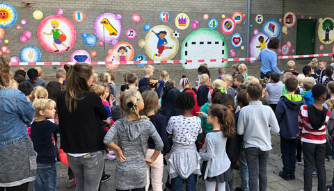 Muurschildering ‘Plezierig Samen in de Wijk’ in Fokkesteeg