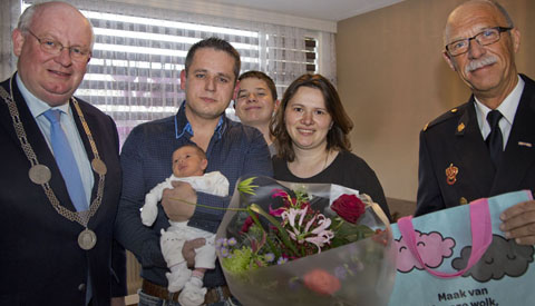 Burgemeester Backhuijs bezoekt eerstgeborene in oktober tijdens brandpreventieweken