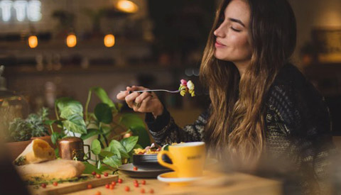 Een eetverslaving is normaal, maar wat kunnen we ertegen doen?