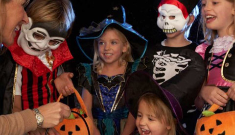 Kinderclub in La CaZa knutselt Halloween