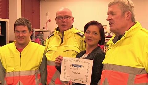 Verkeersregelaars schenken 750,- euro aan de Speelgoedbank