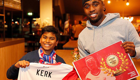 Duyzano (11) uit Nieuwegein reikt prijs uit aan aanvaller van de maand bij FC Utrecht