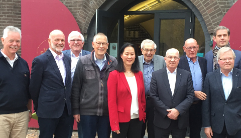 Oud college onder burgemeester Cor de Vos op reünie in Fort Jutphaas