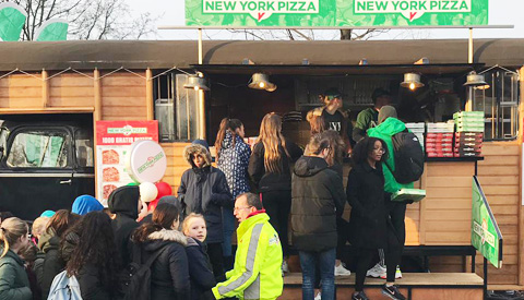 Veel mensen in de rij voor gratis pizza op Hoogzandveld
