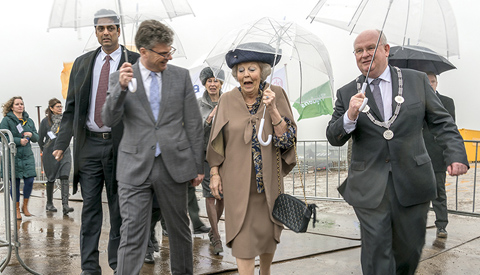 Eerste foto H.K.H. Prinses Beatrix in Nieuwegein bij opening 3e sluiskolk