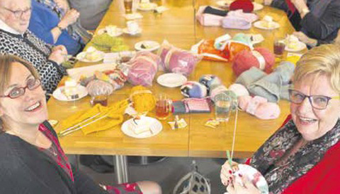 Eens per week komt breiclub met veel plezier bijeen