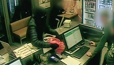 Video: Politie zoekt jonge overvaller van de New York Pizza op Muntplein