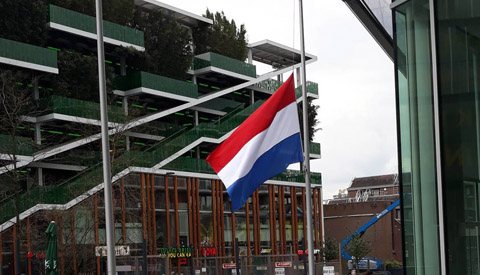 Vlag halfstok op Stadshuis vanwege schietincident in tram