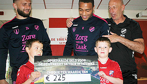 Spelers FC Utrecht wassen auto’s en halen lege flessen op voor WKZ, resultaat: 225 euro!