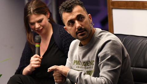 Schrijver Özcan Akyol  vertelt over opgroeien in een laagtaalvaardig gezin