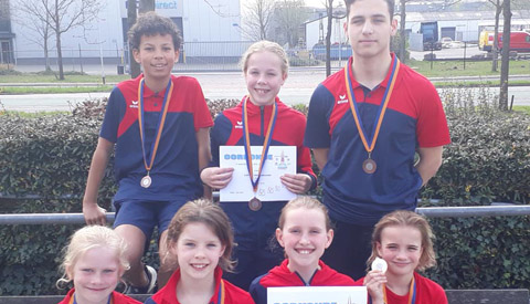 Schoonspringers Aquarijn verstevigen koppositie in zeskamp