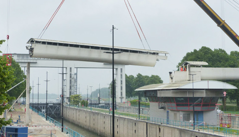 Loopbrug bij Prinses Beatrixsluis succesvol uitgehesen
