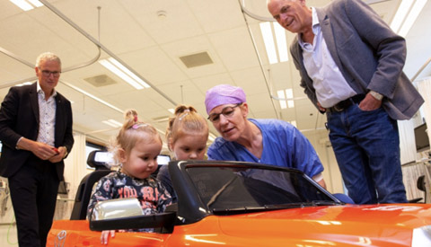 Voor de operatie eerst een ritje in de mini-auto in het St. Antonius Ziekenhuis Nieuwegein