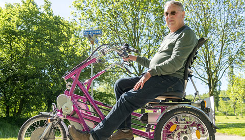 Portret van de week: ‘Wie fietst daar op die lila duofiets van de Algemene Hulpdienst Nieuwegein?’