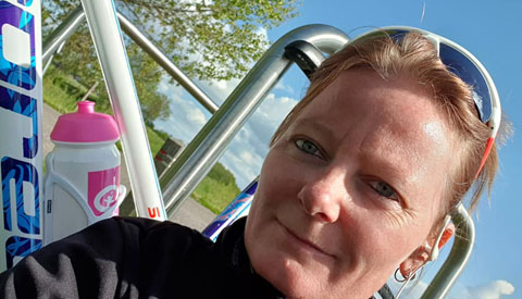 Susan Vos (40) uit Nieuwegein fietst tegen kindhuwelijken