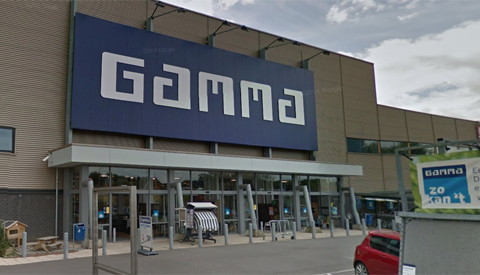 Door noodweer is het dak van de Gamma op Laagraven ingestort