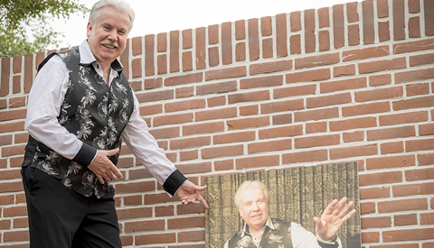 Portret van de week: ‘Wie is daar drummer, zanger, entertainer en tributezanger in Nieuwegein?’