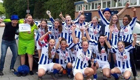 Laat je auto wassen door de kampioensmeiden MO-15 van VSV Vreeswijk