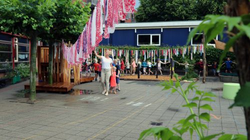 Ouders bouwen natuurspeelplaats bij De Vleugel