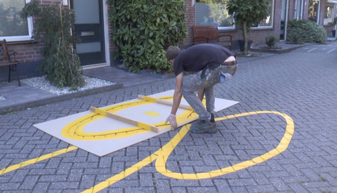 Video: Wegdek van de Weerterschans wordt beschilderd
