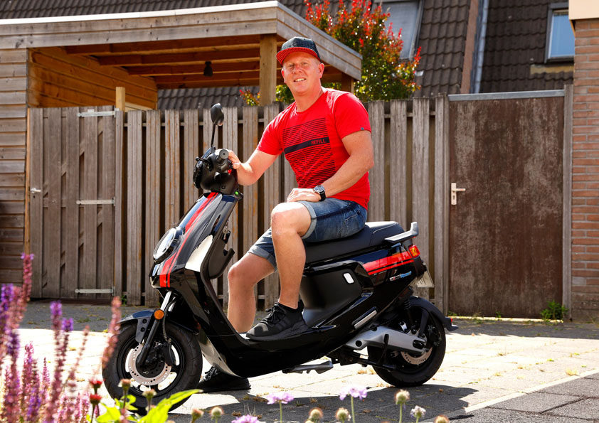 Escooter voor Robin Vossenstijn dankzij subsidie van de gemeente