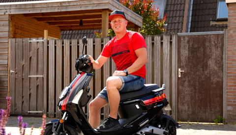 E-scooter voor Robin Vossenstijn dankzij subsidie van de gemeente Nieuwegein