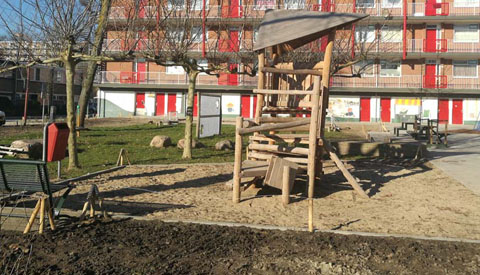 Wethouder geeft rondgang Sluyterslaan en omgeving na opknapbeurt