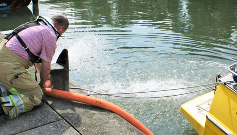 Brandweer voorkomt zinken van schip bij de Zuidersluis