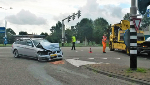Video: Twee auto’s total-loss bij botsing op de A.C. Verhoefweg