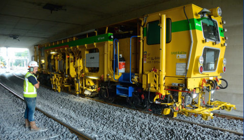 Nachtwerk aan trambaan met stopmachine