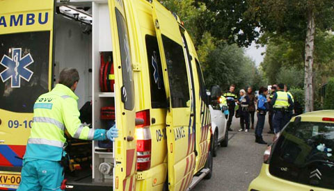 Man rijdt met scootmobiel in slootje