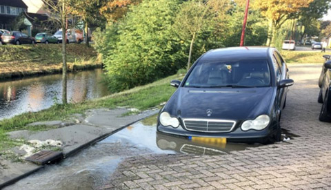 Automobilist rijdt in ‘sinkhole’ en 20 huishoudens zonder water