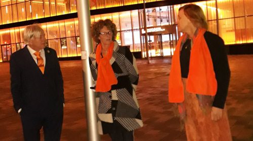 Theater DE KOM kleurt oranje tegen geweld tegen vrouwen