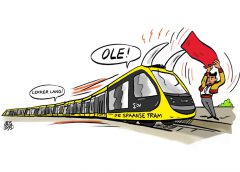 PENTekening: ‘Jippie, de nieuwe superlange trams mogen rijden mét reizigers!’’