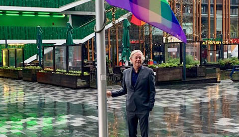 Wethouder Jan Kuiper hijst regenboogvlag op Paarse Vrijdag