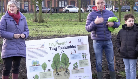 Wethouder Marieke Schouten geeft startsein aanleg Tiny Forest Toonladder