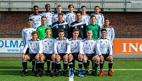 JO17-1 zet sponsor Head Office by Bjorn in het zonnetje