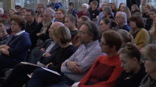 Leerlingen lezen gedichten voor tijdens bijeenkomst Holocaustmonument