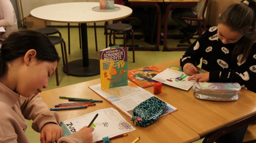 Schoolkinderen in Nieuwegein ontwerpen op eerste schooldag mascotte tegen zwerfafval