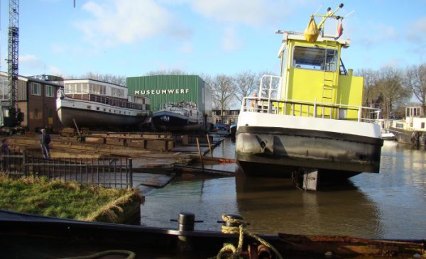 Pontje Vrevia op de wal, oversteek Vianen-Vreeswijk dicht
