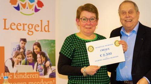 Rotarycheque voor Stichting Leergeld