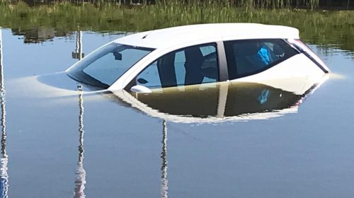 Auto rolt water in na vergeten handrem aan te trekken