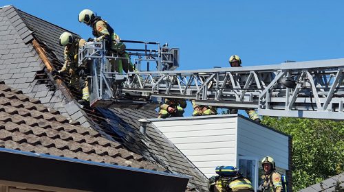 Brandje aan dak woning trekt veel bekijks