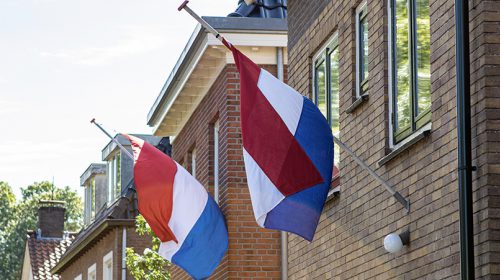 Kranslegging en toespraak door burgemeester Frans Backhuijs