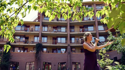 Opera en liederen klinken in de binnentuin van Batau