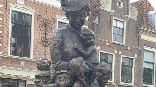 Kunstenares Lea Wijnhoven en Annet Terberg-Pompe maken beeld van Truus Wijsmuller