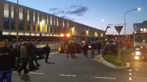 Boeren blokkeren opnieuw distributiecentrum van Jumbo in Nieuwegein